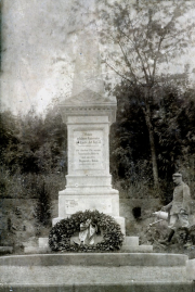 Denkmal für gefallene Kameraden des Landwehr-Infanterie-Regiments 53 mit Kranz