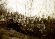 Gruppenbild deutscher Soldaten des Landwehr-Infanterie-Regiments 53 in Winterstellung