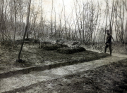 Minentrichter im Waldgebiet mit Soldat des Landwehr-Infanterie-Regiments 53