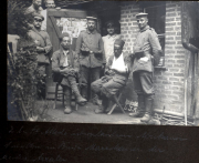 Deutsche Soldaten des Landwehr Infanterie Regiments 53 vor Backsteingebäude