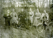 Gruppenbild deutscher Soldaten des Landwehr Infanterie Regiments 53 mit Fahrrad und Gewehren