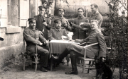 Deutsche Offiziere des Landwehr-Infanterie-Regiments 53 bei geselliger Runde mit Spielzeughund