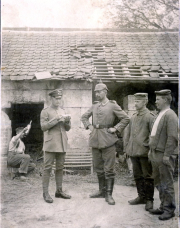 Deutsche Offiziere und Soldaten vor beschädigtem Gebäude im Ersten Weltkrieg
