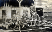 Deutsche Soldaten des Landwehr-Infanterie-Regiments 53 bei Holzarbeiten vor Bauernhaus