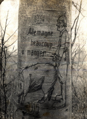 Baumritzung mit Soldatendarstellung und französischer Inschrift 'Allemagne beaucoup à manger' 1915