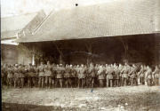 Feldgottesdienst deutscher Soldaten unter einem großen Scheunendach