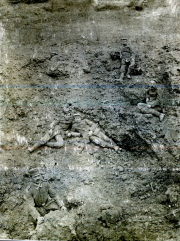 Deutsche Soldaten in großem Minentrichter an der Westfront