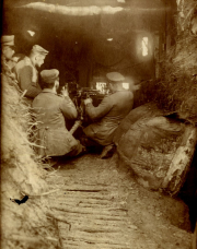 Deutsche Soldaten mit Maschinengewehr in unterirdischem Bunker