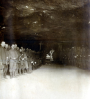 Feldgottesdienst in unterirdischem Bunker mit deutschen Soldaten des Landwehr-Infanterie-Regiments 53