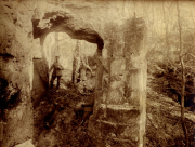 Deutsche Soldaten in einem Felsenbunker des Landwehr-Infanterie-Regiments 53