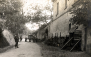 Deutsche Soldaten in französischer Ortschaft mit Straßensperre und Holzbarrikaden