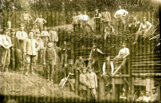 Soldaten des Landwehr-Infanterie-Regiments 53 beim Bau von Holzbunkern und Stellungsarbeiten