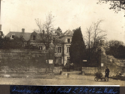 Französische Villa mit Steinmauer und deutschen Soldaten in Nordfrankreich