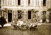 Deutsche Offiziere des Landwehr-Infanterie-Regiments 53 bei geselliger Runde vor Quartier