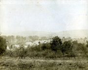 Blick auf französisches Dorf mit weißen Häusern und Baumlandschaft im Ersten Weltkrieg