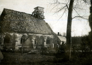 Zerstörte Kirche mit provisorischem Holzgerüst am Dachstuhl