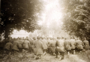 Feldgottesdienst deutscher Soldaten unter Bäumen im Ersten Weltkrieg