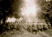 Feldgottesdienst des Landwehr-Infanterie-Regiments 53 unter Bäumen im Ersten Weltkrieg