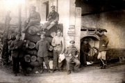 Deutsche Soldaten des Landwehr Infanterie Regiments 53 in französischem Dorf mit Ortsschild
