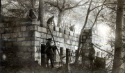 Deutsche Soldaten bei Bauarbeiten an einer Steinmauer im bewaldeten Gelände