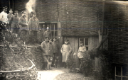 Deutsche Offiziere und Soldaten vor Holzunterkunft im Ersten Weltkrieg