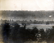 Landschaftsaufnahme mit Feldern und bewaldeten Hügeln aus Offiziersfotoalbum Landwehr Infanterie Regiment 53