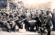 Deutsche Soldaten des Landwehr-Infanterie-Regiments 53 bei musikalischer Darbietung in Steinbruchstellung