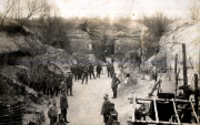 Deutsche Soldaten in Felsenstellungen und Unterständen des Landwehr-Infanterie-Regiments 53