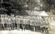Gruppenbild deutsche Soldaten des Landwehr Infanterie Regiments 53 vor Quartiergebäude