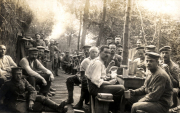 Feldgottesdienst der Landwehr-Infanterie im Wald während des Ersten Weltkriegs