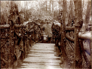 Deutscher Offizier auf Knüppeldamm in Waldstellung des Landwehr-Infanterie-Regiments 53