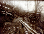 Zerstörter deutscher Schützengraben mit Knüppeldamm und Holzverstärkungen im Ersten Weltkrieg