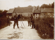 Deutscher Fotograf mit Plattenkamera dokumentiert Offiziere in französischem Dorf