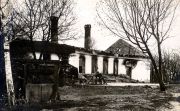 Zerstörtes Wohnhaus mit beschädigtem Dach und Schornsteinen im Ersten Weltkrieg