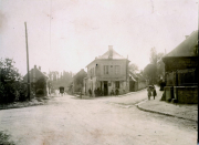 Französisches Dorf mit Soldaten und Zivilisten während der deutschen Besatzung im Ersten Weltkrieg