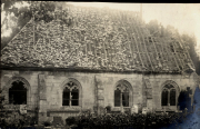 Zerstörte gotische Kirche mit beschädigtem Dach und Mauerwerk im Ersten Weltkrieg