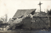 Zerstörte Kirche mit eingestürztem Dach und Kreuz im Ersten Weltkrieg