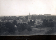 Gesamtansicht von Thiescourt mit Kirche und Wohnhäusern
