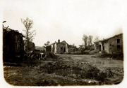 Zerstörtes französisches Dorf mit Bombenkratern im Ersten Weltkrieg