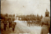 Militärparade des Landwehr-Infanterie-Regiments 53 mit Pickelhaube-Soldaten im Ersten Weltkrieg