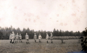 Militärparade des Landwehr-Infanterie-Regiments 53 auf freiem Feld vor Waldkulisse