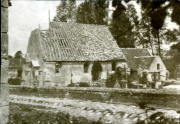 Kriegsgeschädigte Kirche mit zerstörtem Dach und Mauerwerk im Ersten Weltkrieg