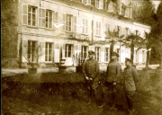 Deutsche Soldaten vor Quartiergebäude mit Palmen im südlichen Kriegsgebiet