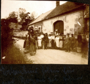 Feldgottesdienst des Landwehr-Infanterie-Regiments 53 vor Bahnhofsgebäude im Ersten Weltkrieg
