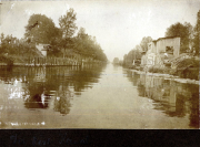 Kanal mit Holzgebäuden und Uferbefestigungen im Ersten Weltkrieg