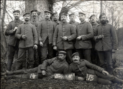 Gruppenbild deutscher Soldaten des Landwehr Infanterie Regiments 53 in Thiescourt 1915