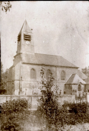 Kirche in französischem Dorf während des Ersten Weltkriegs