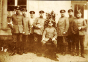 Gruppenbild deutscher Offiziere des Landwehr-Infanterie-Regiments 53 vor Gebäude
