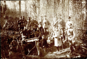 Deutsche Soldaten des Landwehr-Infanterie-Regiments 53 bei Stellungsarbeiten im Wald