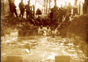 Soldaten beim Baden im Graben - Landwehr Infanterie Regiment 53